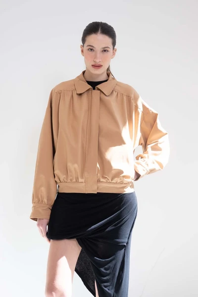 jaqueta bomber caramelo com lenço removível