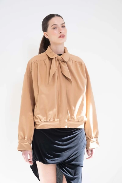 jaqueta bomber caramelo com lenço removível