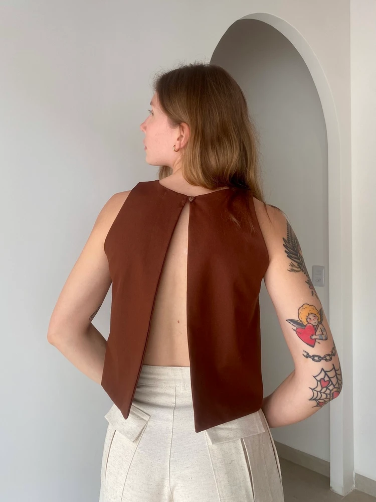 cropped decote V costas marrom