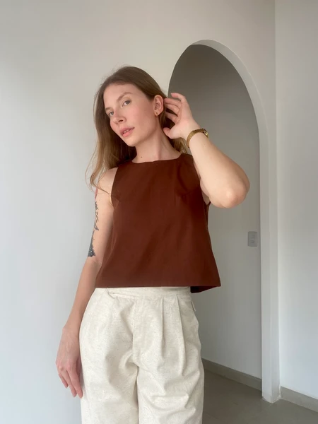 cropped decote V costas marrom