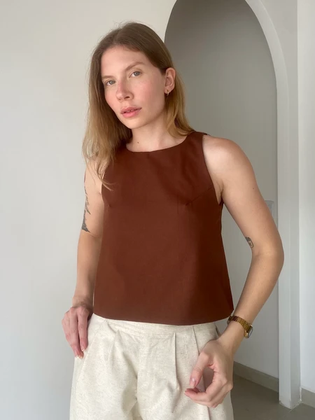 cropped decote V costas marrom