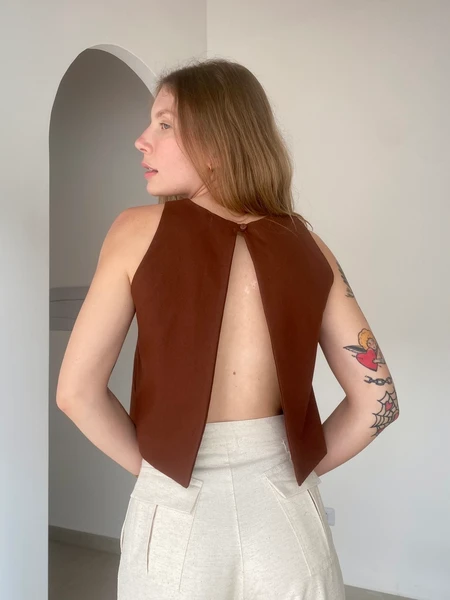 cropped decote V costas marrom