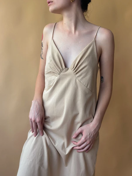 vestido decote franzido caqui