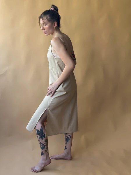 vestido decote franzido caqui