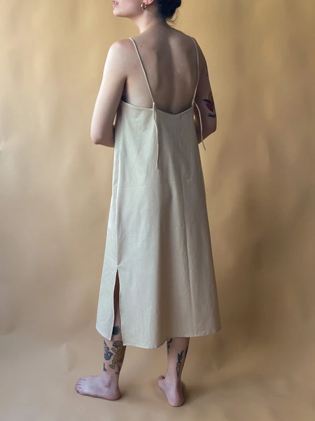 vestido decote franzido caqui