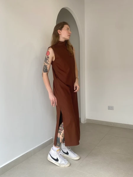 vestido coluna marrom