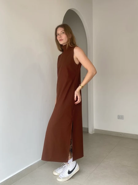 vestido coluna marrom