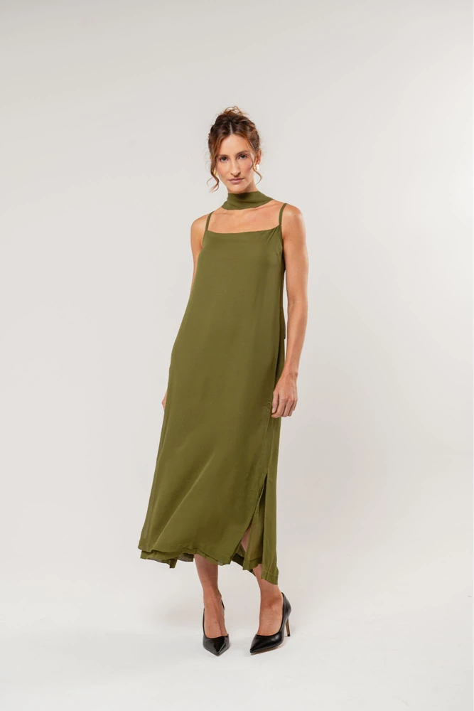 vestido longo decote reto verde oliva