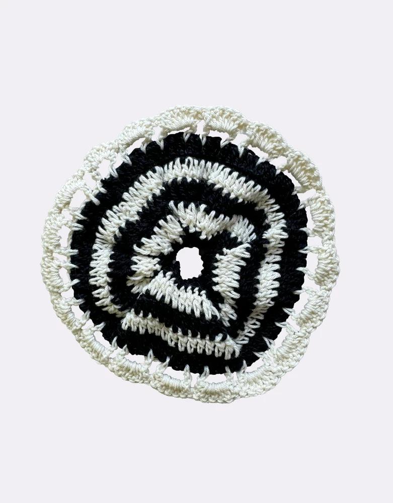 Scrunchie Crochê Listras P&B