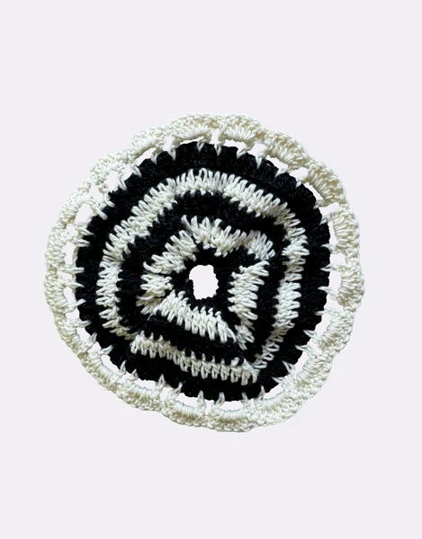 Scrunchie Crochê Listras P&B
